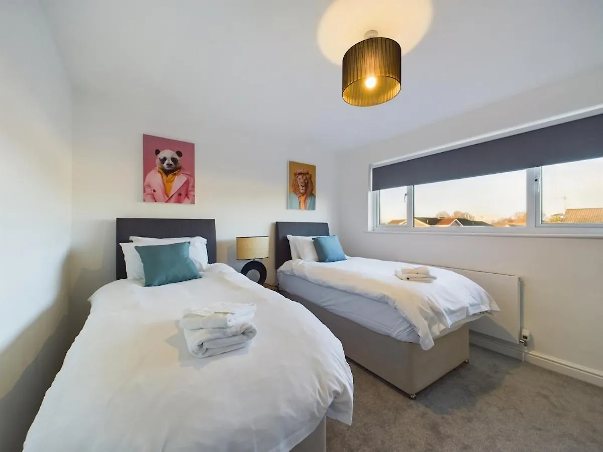 Sleek And Spacious In The Park Beckhampton Holiday home Cheltenham