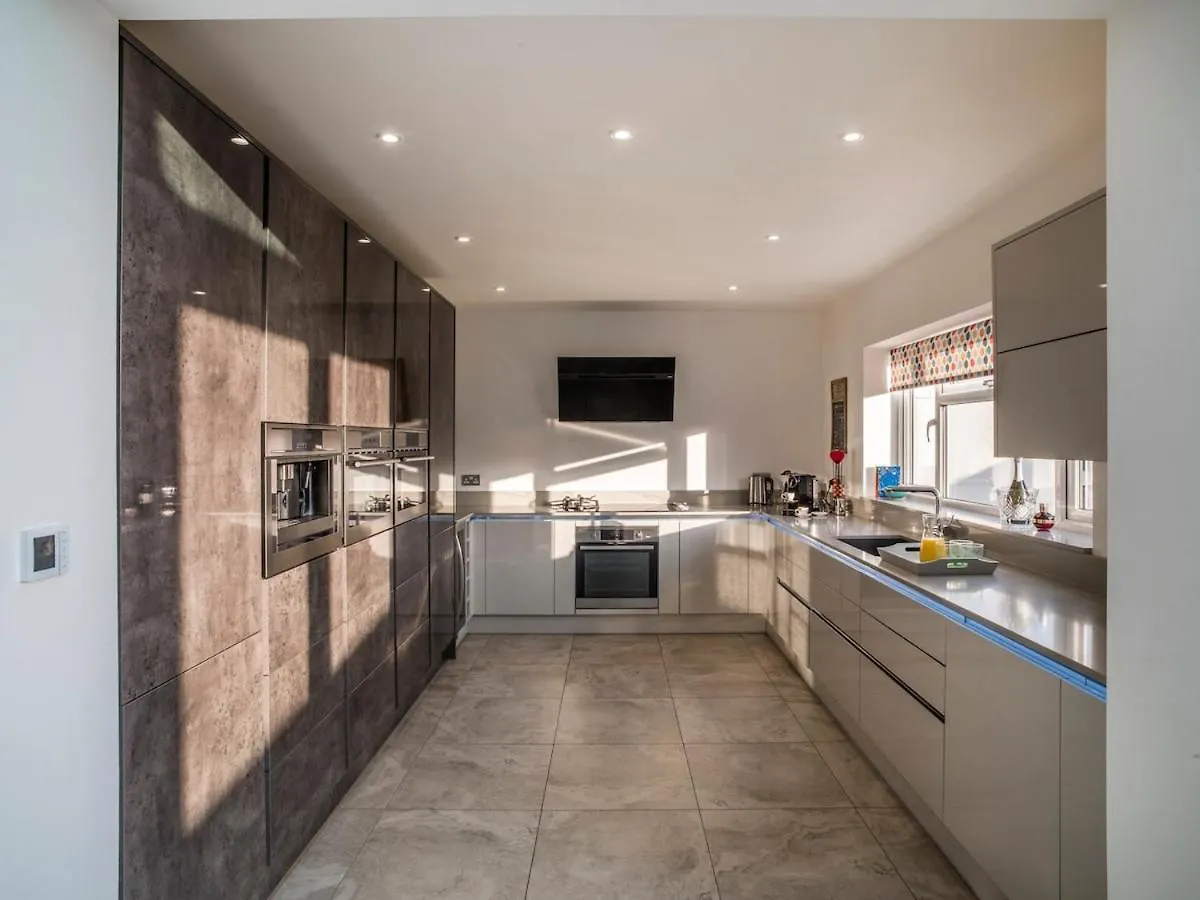 Sleek And Spacious In The Park Beckhampton 0*, Cheltenham United Kingdom